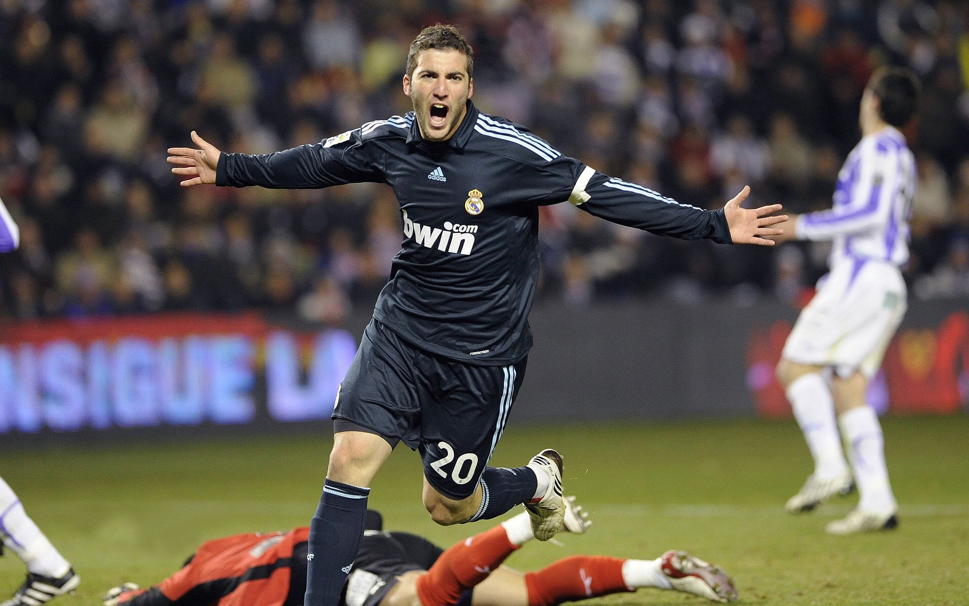 美洲杯精彩逆转:永不言弃的足球精神,足球美洲杯宣传片尺度超大